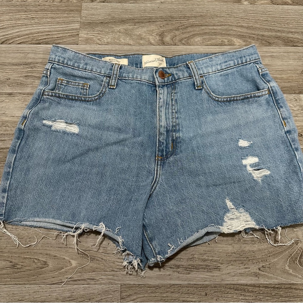 Universal Thread Women’s Mid-Rise Boyfriend Jean Shorts - Picture 2 of 6